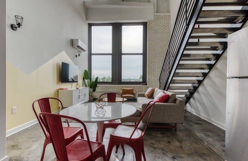 West Philadelphia Apartamento | Sosuite | 2BR Loft w W/D, Gym, Lounge