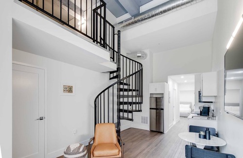 Center City East Apartamento | Sosuite | 2BR Loft w W/D, Gym, Lounge
