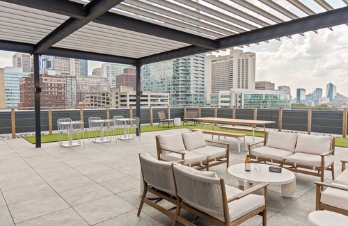 Logan Square Apartamento | Sosuite | Corner 1BR Apt w Roof Deck, Gym, Laundry
