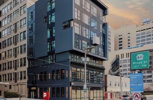 Logan Square Apartamento | Sosuite | Corner 1BR Apt w Roof Deck, Gym, Laundry