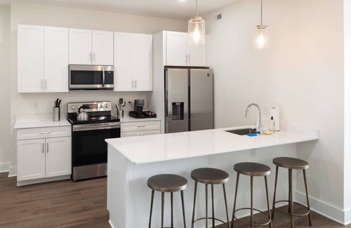 Center City East Apartamento | Sosuite | Corner 3BR Apt w Park View, W/D, Gym