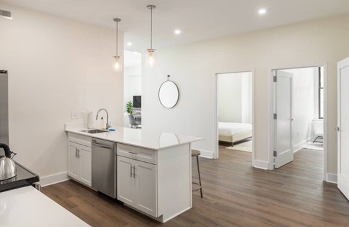 Center City East Apartamento | Sosuite | Corner 3BR Apt w Park View, W/D, Gym
