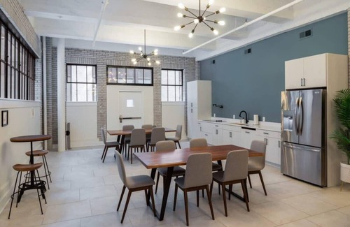Center City East Apartamento | Sosuite | Corner 3BR Apt w Park View, W/D, Gym