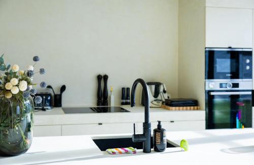 Stalhille Casa | Souljoy Sanctuary - luxury Holiday design House with 7 rooms, 6 bathrooms for 14 people
