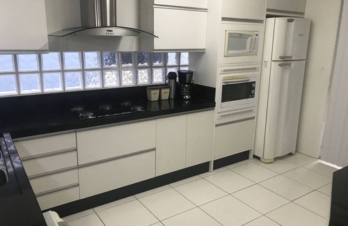 Centro Casa | SONIDO / 17 PERSONAS / 5 DORMITORIOS / 4 VACANTES / AIRE / PISCINA / BAÑO / 2 COCINAS / 2 HABITACIONES