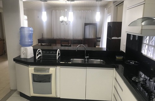 Centro Casa | SONIDO / 17 PERSONAS / 5 DORMITORIOS / 4 VACANTES / AIRE / PISCINA / BAÑO / 2 COCINAS / 2 HABITACIONES