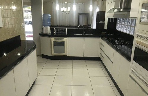Centro Casa | SONIDO / 17 PERSONAS / 5 DORMITORIOS / 4 VACANTES / AIRE / PISCINA / BAÑO / 2 COCINAS / 2 HABITACIONES