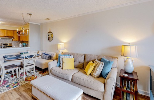 Manteo Condominio | Sound-front, 2nd-floor condo with balcony & on-site gazebo - dogs welcome