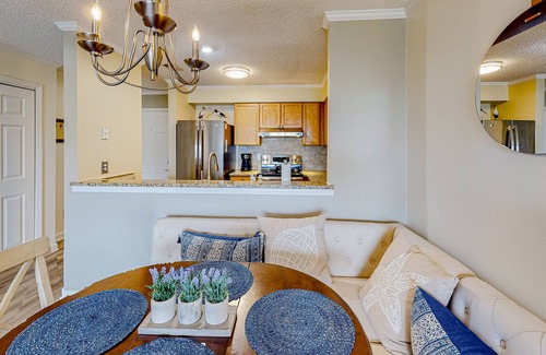 Manteo Condominio | Sound-front, 2nd-floor condo with balcony & on-site gazebo - dogs welcome