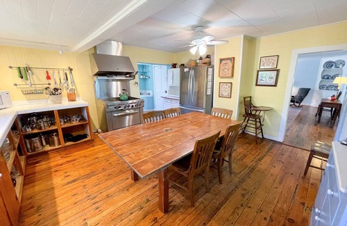 Ocracoke Casa | Disfrutar de puestas de sol en esta amplia antiguo situado junto a Pamlico Sound, completo con una playa.