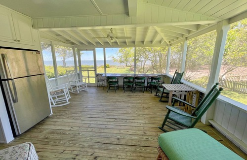 Ocracoke Casa | Disfrutar de puestas de sol en esta amplia antiguo situado junto a Pamlico Sound, completo con una playa.