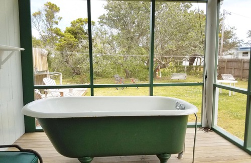 Ocracoke Casa | Disfrutar de puestas de sol en esta amplia antiguo situado junto a Pamlico Sound, completo con una playa.
