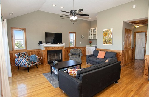 Waves Casa | Soundfront, Shared Dock and Pier, Elevator, Private Pool, Hot Tub