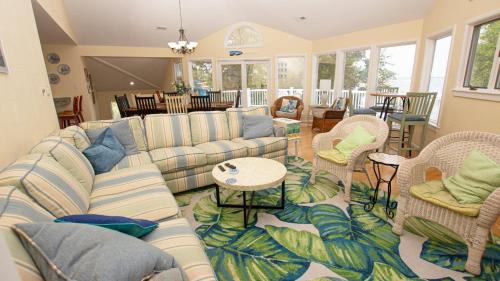 Monteray Shores Casa | SOUNDFRONT, Sound views, Private Pool, Hot Tub, MS12, Sounds Amazing