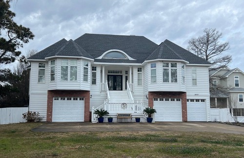 Colington Casa | Soundfront Sunsets! - Huge 6-bedroom/5 bath house - sleeps 15 comfortably!