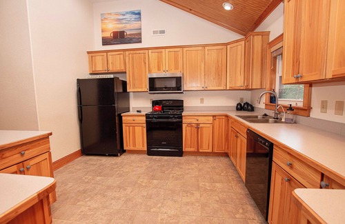 Brigands' Bay Casa | Soundside, Fire Pit, Screened in Porch, Fenced in Backyard, Charming Beach House