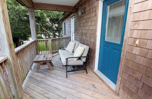 Brigands' Bay Casa | Soundside, Fire Pit, Screened in Porch, Fenced in Backyard, Charming Beach House
