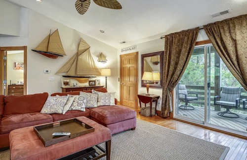 Sea Acres Casa | SOUNDSIDE: Piscina privada, jacuzzi, sala de billar, mascotas, ascensor. ¡Camina hacia la ciudad!