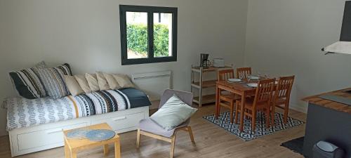 Roaillan Casa | Sous l'arbre aux papillons