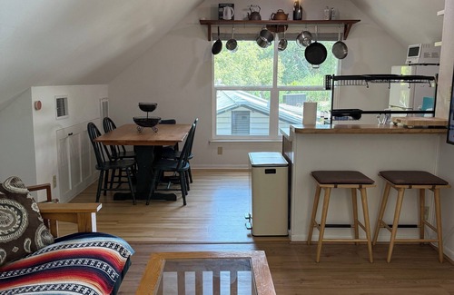 Bouldin Casa | South 6th bungalow walkable to ACL, Zilker, downtown and south congress