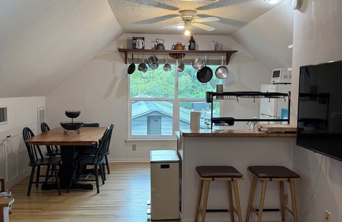 Bouldin Casa | South 6th bungalow walkable to ACL, Zilker, downtown and south congress