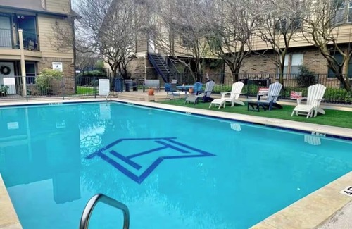 South Manchaca Condominio | South ATX . Sweet Stay with Pool