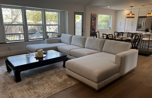 Austin Casa | South Austin bungalow with dedicated workspace, backyard and garage.
