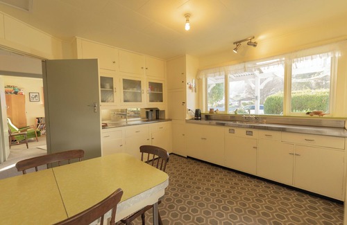 South Bay Casa | South Bay | Classic Kiwi Bach | Close to Beach