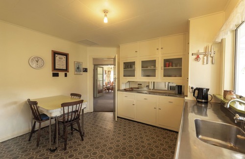 South Bay Casa | South Bay | Classic Kiwi Bach | Close to Beach