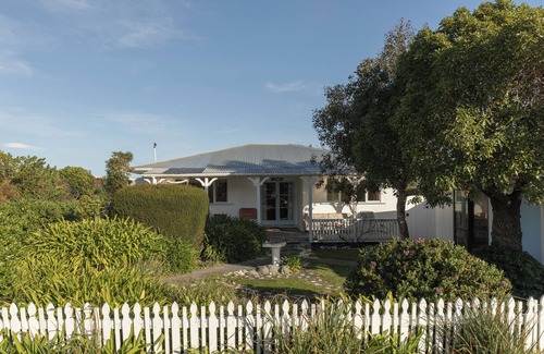 South Bay Casa | South Bay | Classic Kiwi Bach | Close to Beach