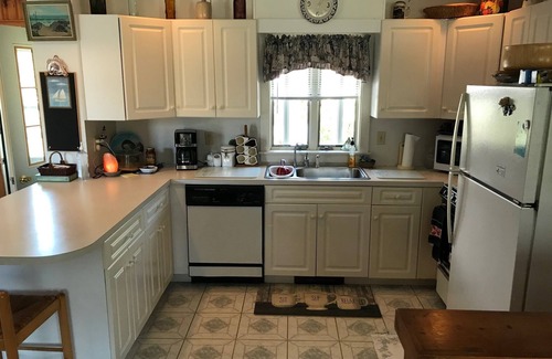 South Chatham Casa | South Chatham cottage walk to beaches, dining, tennis, shops, bike path.