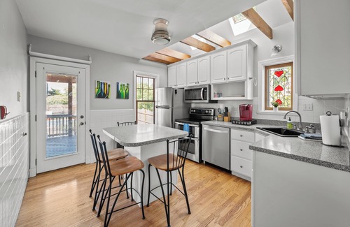 Northampton Casa | South City 5 Bed Pool Open April 1st