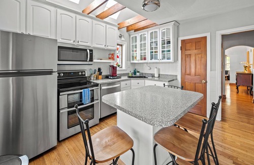 Northampton Casa | South City 5 Bed Pool Open April 1st