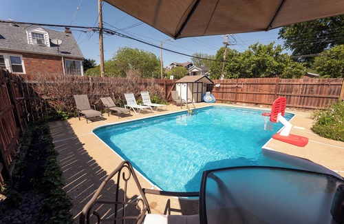 Northampton Casa | South City 5 Bed Pool Open April 1st