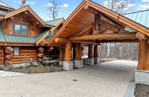 Zenda Casa | South Elder Acres: Log Cabin w/ Indoor Pool