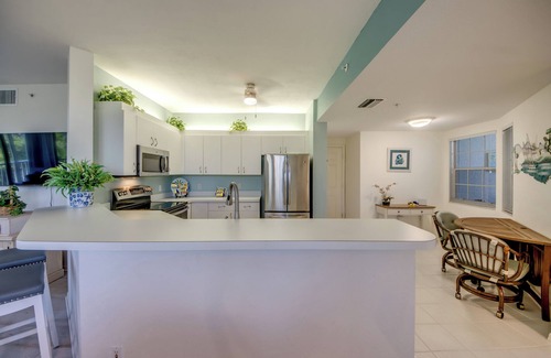 South Island Condominio | South-end 2-bedroom FMB condo across the street from the beach