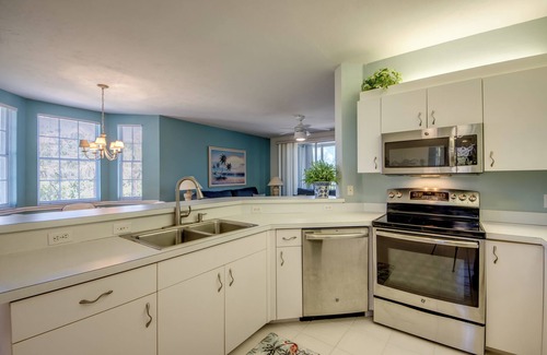 South Island Condominio | South-end 2-bedroom FMB condo across the street from the beach