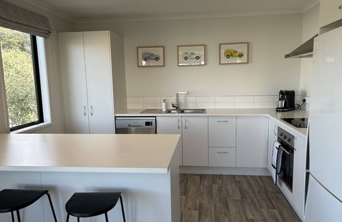 Waitarere Beach Casa | South End Sanctuary, 250m from forest & beach entrance. Pet Friendly!
