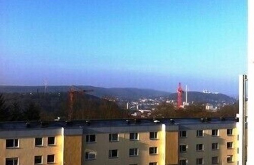 Eschberg Apartamento | Balcón orientado al sur con vistas lejanas.