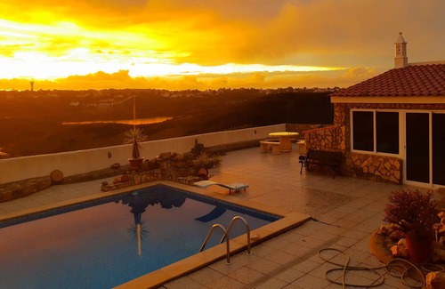 Aljezur Villa | Villa rústica de 3 dormitorios con terraza orientada al sur, piscina y vistas excepcionales.