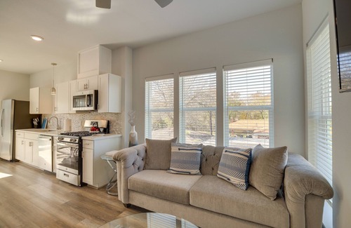 South Houston Casa | South Houston Townhome w/ Patio & Gas Grill!