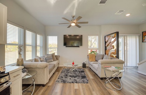 South Houston Apartamento | South Houston Townhome w/ Patio & Gas Grill!