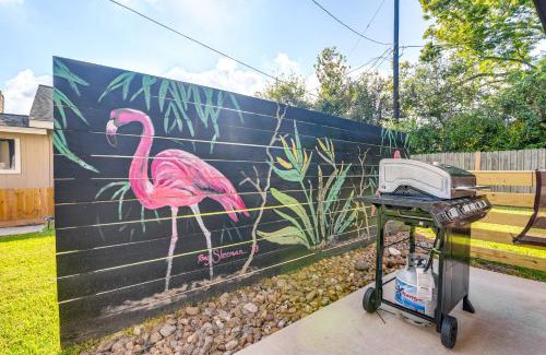 South Houston Casa | South Houston Townhome with Patio and Gas Grill!