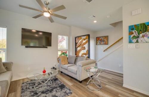 South Houston Casa | South Houston Townhome with Patio and Gas Grill!