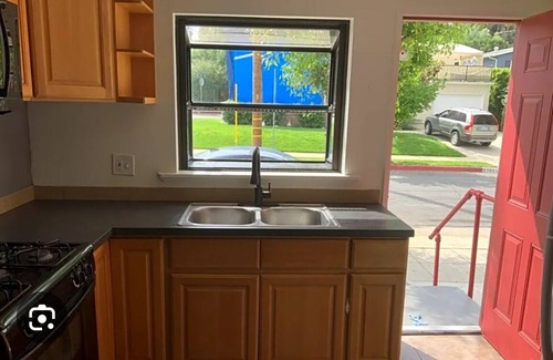Woodland Hills Casa | South of Ventura 2 bed 1 bathroom