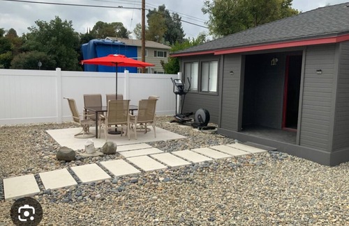 Woodland Hills Casa | South of Ventura 2 bed 1 bathroom