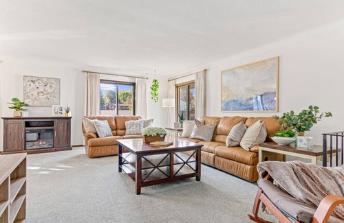 South St. Paul Casa | South Saint Paul 5 Bedroom - Kraft Gallery by Minne-Getaway