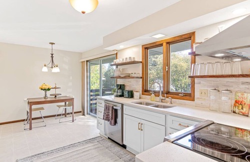 South St. Paul Casa | South Saint Paul 5 Bedroom - Kraft Gallery by Minne-Getaway