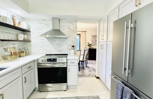 South St. Paul Casa | South Saint Paul 5 Bedroom - Kraft Gallery by Minne-Getaway