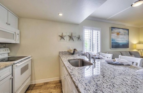 Captiva Condominio | South Seas Villa, RARE Washer Dryer in UNIT Newly Renovated-MONTHLY ONLY